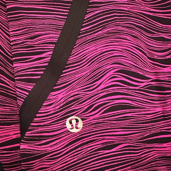 LULULEMON pink and Black Patterned cropped Leggings - Picture 4 of 5